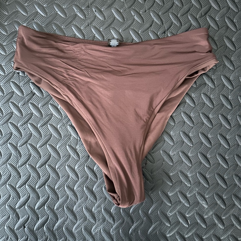 Skims 
SIGNATURE SWIM HIGH LEG BIKINI BOTTOM in COCOA.